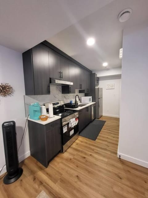 Pebbles' Cozy 2Bed Basement Suite - near Downtown House in Edmonton