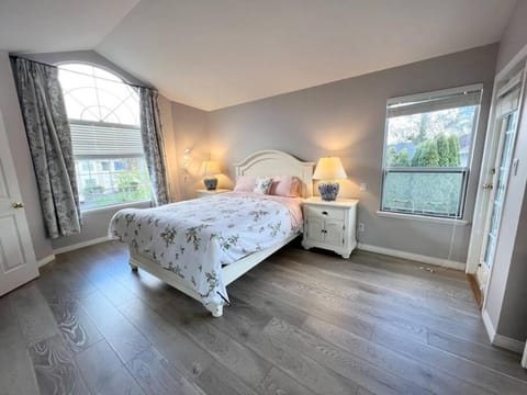 Spacious charming Entire house in a Calming neighborhood Apartment in Surrey