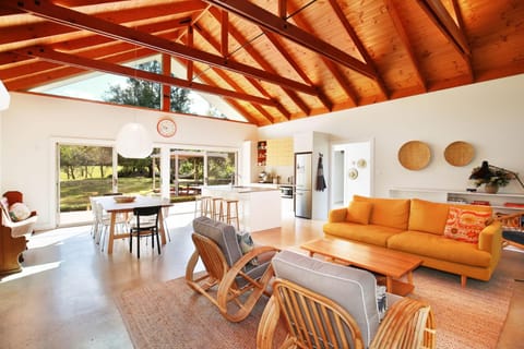 The Paddock - A Modern Coastal Barn Casa in Broughton Vale