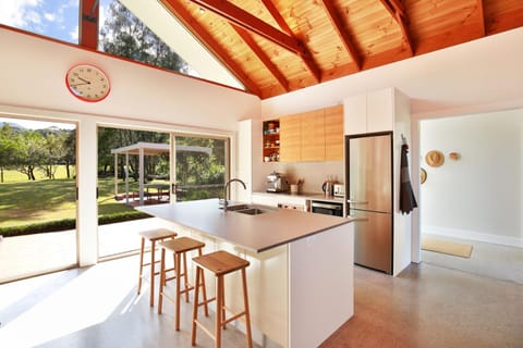 The Paddock - A Modern Coastal Barn Casa in Broughton Vale