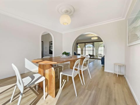 Newly Renovated Bribie Beach House with Pool House in Woorim