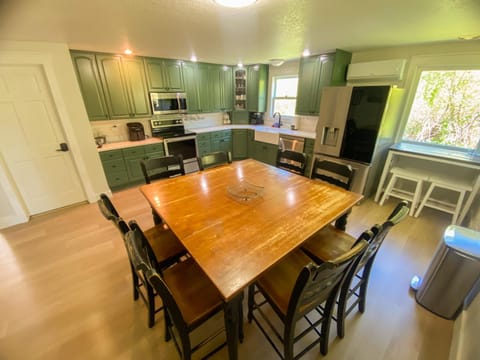 Kitchen or kitchenette, Dining area, dishwasher, oven, stove