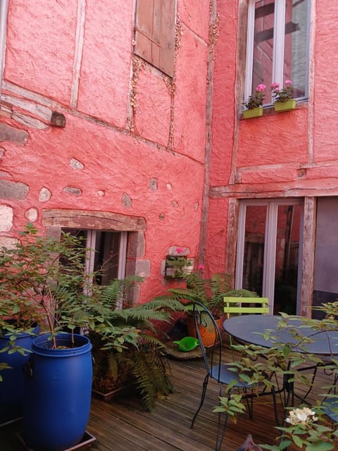 Maison de charme en bord de Jordanne Urlaubsunterkunft in Aurillac