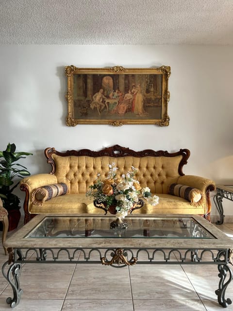 Beautiful apartment with very elegant colonial decoration Apartment in Fontainebleau