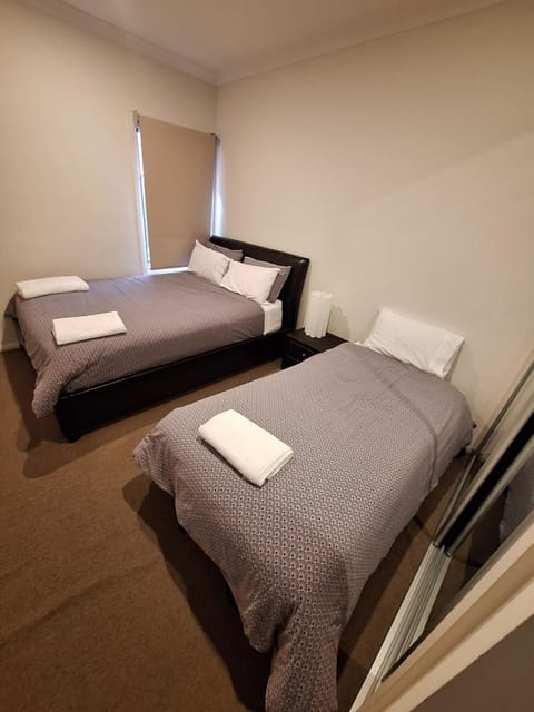 Serene Holiday home-4 Bedroom ensuite home Bed and Breakfast in Canberra