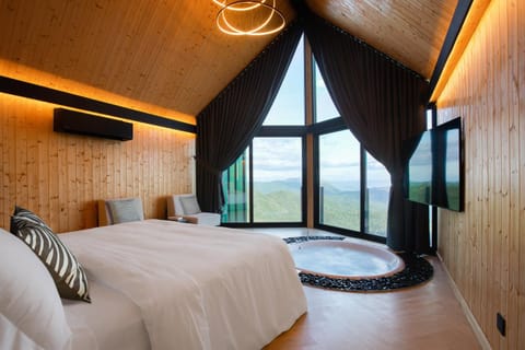 Bed, Natural landscape, Photo of the whole room, Bedroom