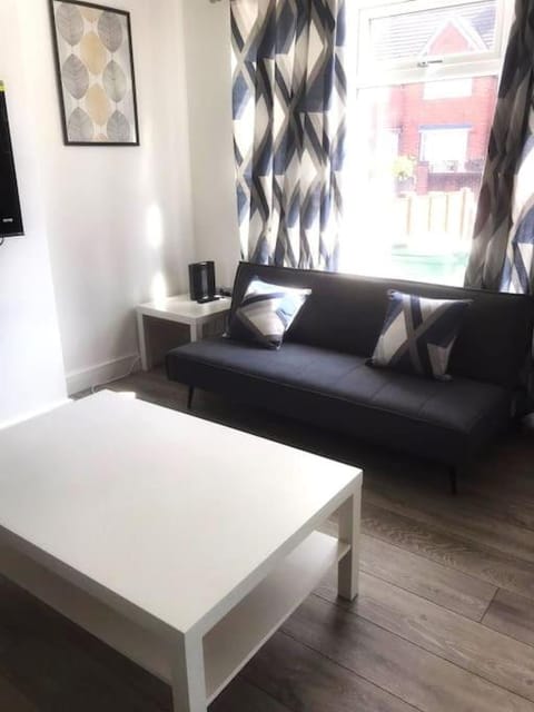 Bassett Hse, M6 J10, Free Onsite Parking, 5 beds House in Walsall