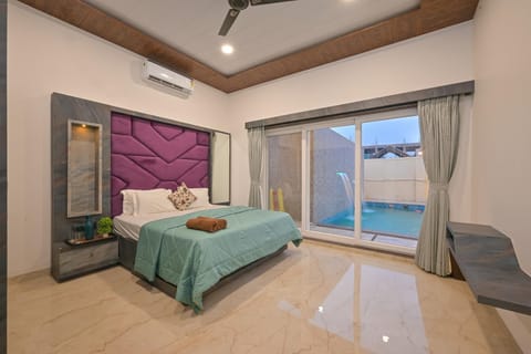 Bed, Bathroom, Photo of the whole room, Bedroom, Pool view, internet, towels, air conditioner