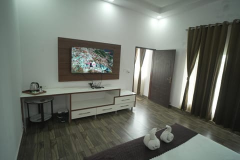 Bed, TV and multimedia, Photo of the whole room, Bedroom, hair dresser