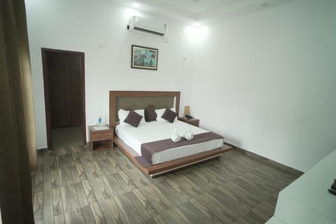 Bed, Photo of the whole room, Bedroom, air conditioner