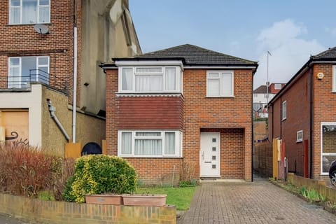 Modern, bright home in Kenley House in Croydon