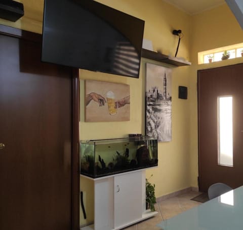 Communal lounge/ TV room, TV and multimedia, Dining area, air conditioner