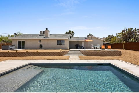 Bonanza in the Desert - Pool, Hot Tub, Grill home House in Yucca Valley