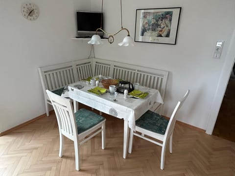 Dining area, Food