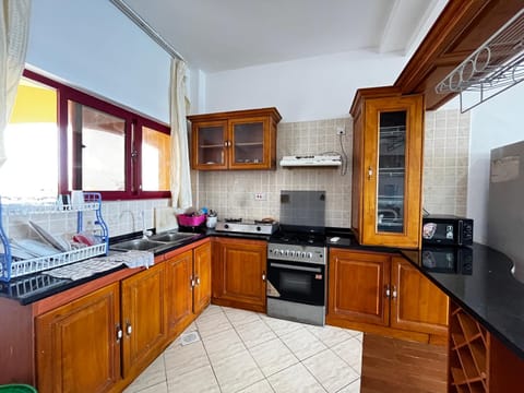 Kitchen or kitchenette, Dining area, dishwasher, minibar, oven, stove, toaster