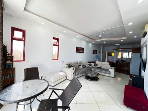 TV and multimedia, Living room, Seating area, Dining area