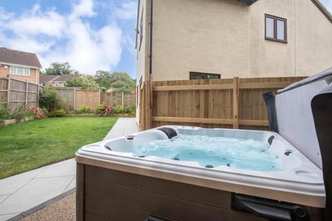 Modern 5-Bed Home With Hot Tub House in Cheltenham