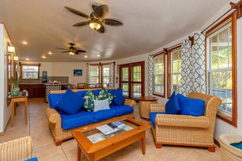 White Sands Cove A03-Oceanfront 2 Bedroom by Stay Floreo House in Corozal District