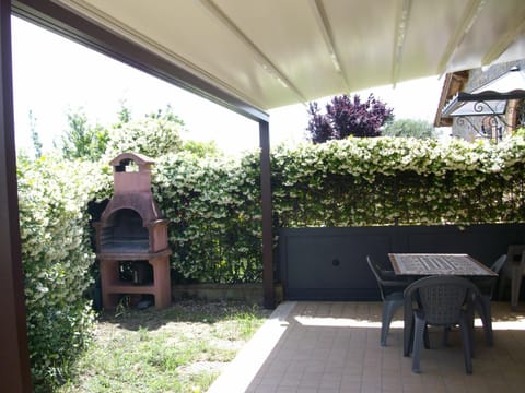Patio, Day, BBQ facilities, Garden, Living room, Garden view, hair dresser