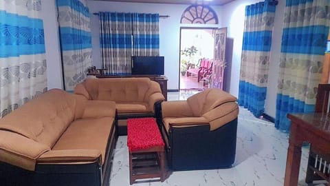 Communal lounge/ TV room, TV and multimedia, Living room, Seating area, Evening entertainment