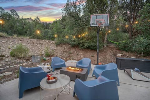 Zion Plush Family Escape HotTub, Games, Sleeps 14 Maison in Glendale