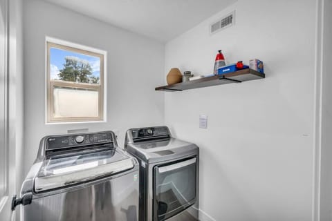 Zion Plush Family Escape HotTub, Games, Sleeps 14 Maison in Glendale