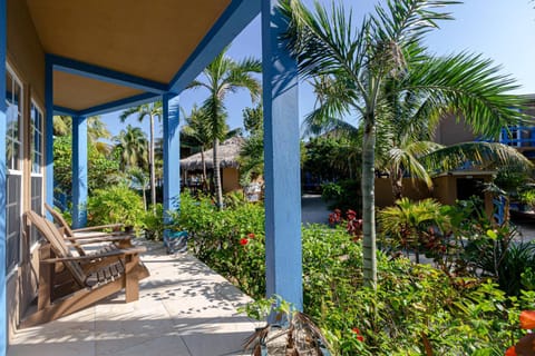 White Sands Cove G01-Romantic Suite Garden view 1 BR by Stay Floreo House in Corozal District