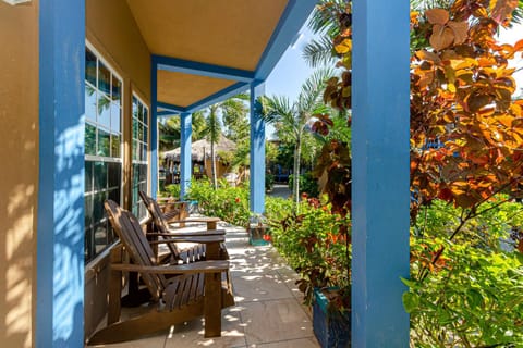 White Sands Cove G01-Romantic Suite Garden view 1 BR by Stay Floreo House in Corozal District