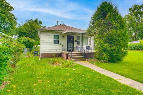 Ottawa Home with Porch, Near Starved Rock State Park Casa in Ottawa