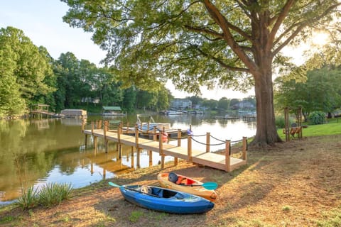 Tranquil Lakefront Carriage House with Dock Apartamento in Mooresville