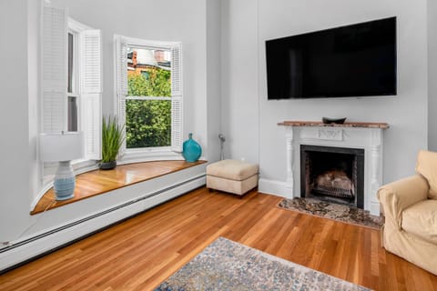 Brownstone Townhouse in Fenway Apartment in Back Bay