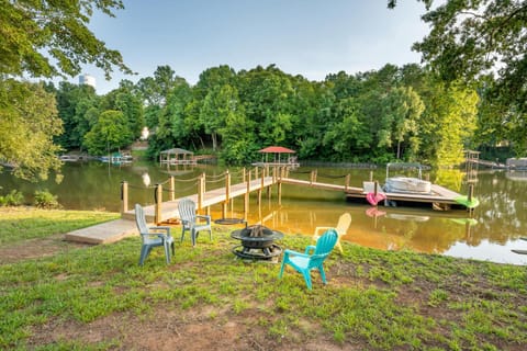 The Flat - A Lake View Retreat with Dock Access House in Mooresville