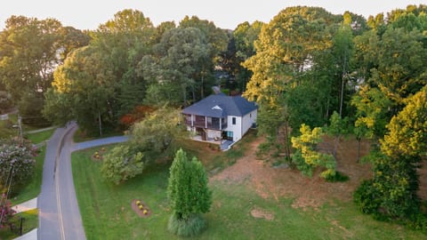 The Birdhouse - Lake View with Dock House in Mooresville