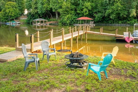 The Birdhouse - Lake View with Dock House in Mooresville