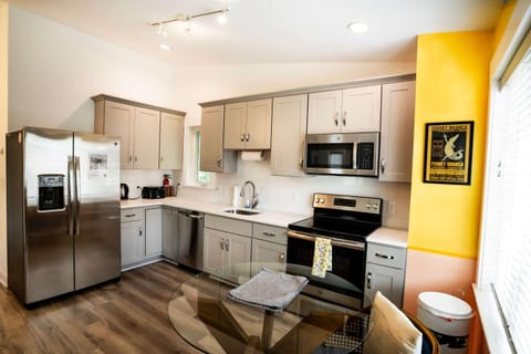 Coffee/tea facilities, Kitchen or kitchenette, Dining area, dishwasher, minibar, oven, pet friendly, stove, toaster