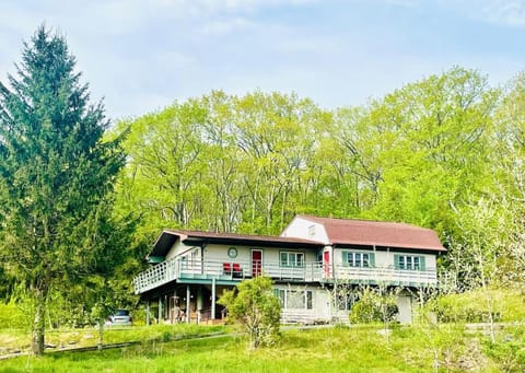 Red Peacock Catskill Cabin sleeps four 6 Apartment in Highmount