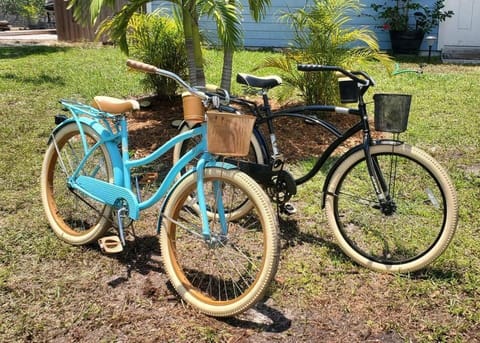 Camper close to beach with BBQ and Bicycles House in Englewood