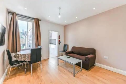 Amazing 4 bed house in Kingston Apartment in Kingston upon Thames