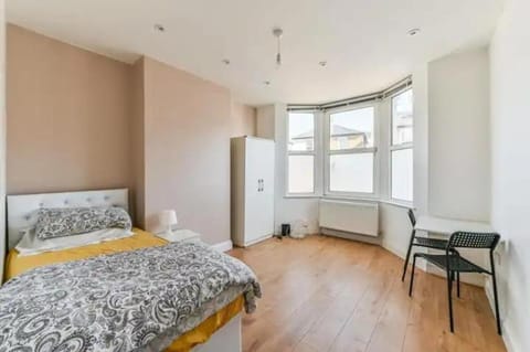 Amazing 4 bed house in Kingston Apartment in Kingston upon Thames