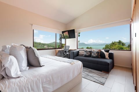 TV and multimedia, Seating area, Bedroom, Lake view, Mountain view