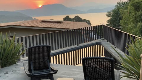 Hot Tub, Lake view, Mountain view, Sunset