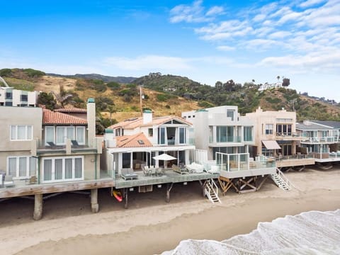 The Perfect Sandy Beach house by Stay Awhile Villas House in Malibu