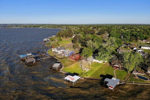 Welcome to Sunset Spot! Waterfront, Full Amenities House in Lake Livingston