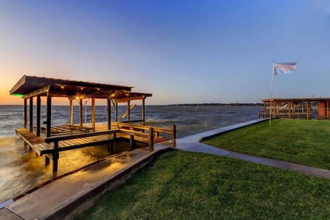 Welcome to Sunset Spot! Waterfront, Full Amenities House in Lake Livingston