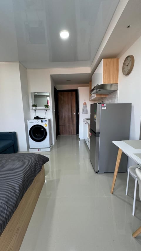 Kitchen or kitchenette, Dining area, washing machine