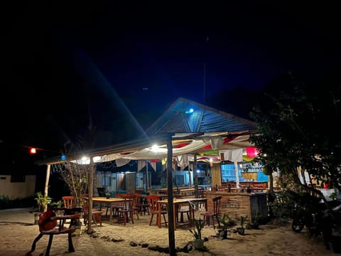 Restaurant/places to eat, Night