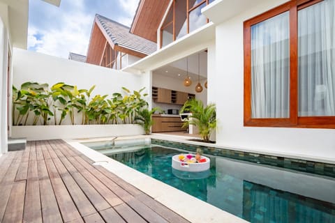 Property building, Balcony/Terrace, Pool view, Swimming pool, Swimming pool