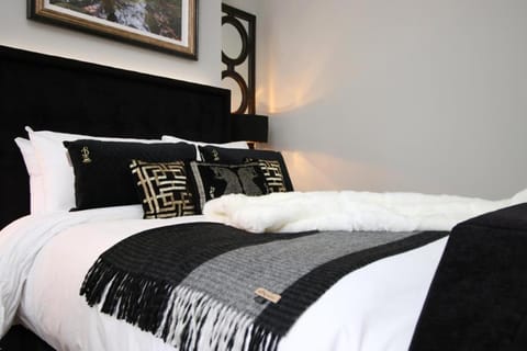 Modern Comfort: King Bed, Tub & Prime Location Apartment in Victoria Road