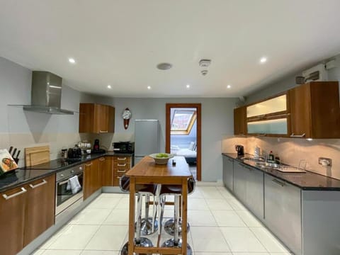 Swansea Central: Spacious, Stylish & Cozy Apartment in Victoria Road