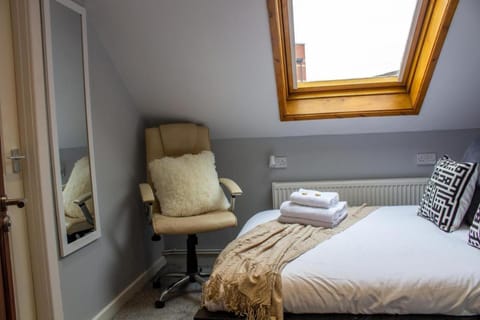 Swansea Central: Spacious, Stylish & Cozy Apartment in Victoria Road